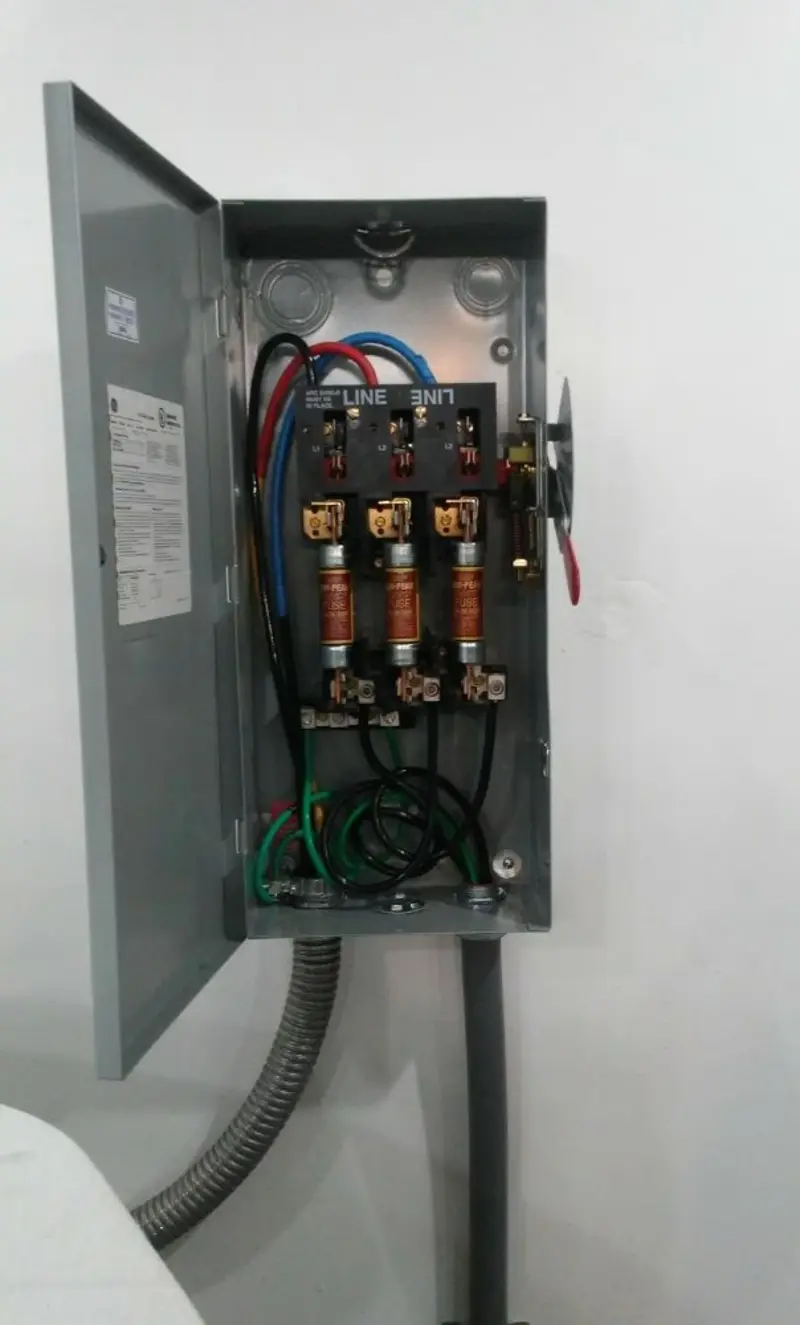 Three-phase disconnect switch installed for Smoke Detector Installation in Crest